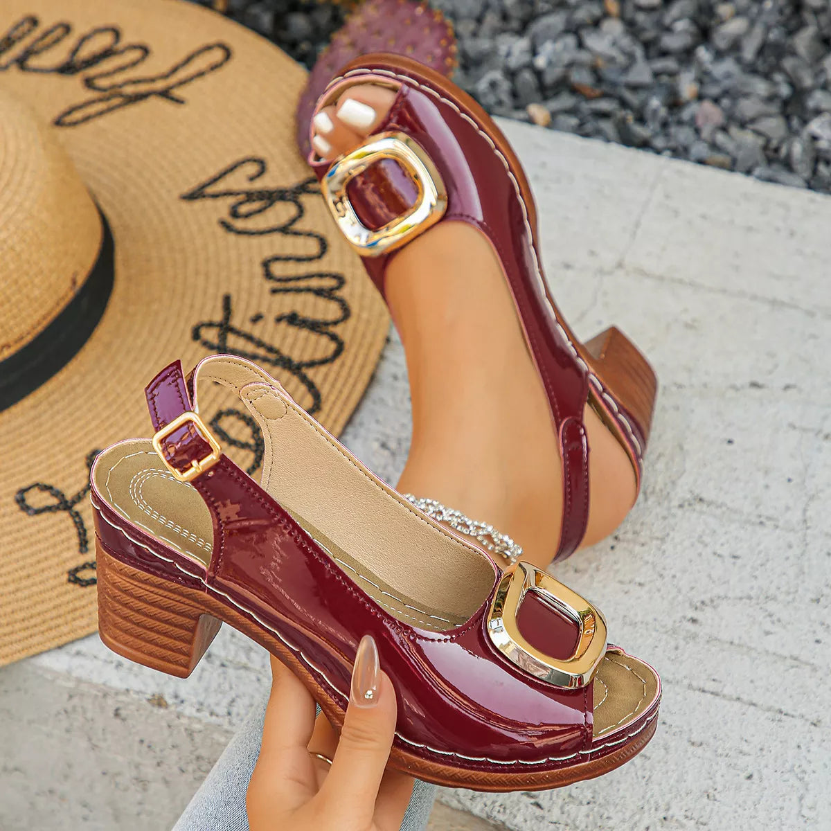 Valentino | Sandalias de Tacón Medio con Aplique Dorado