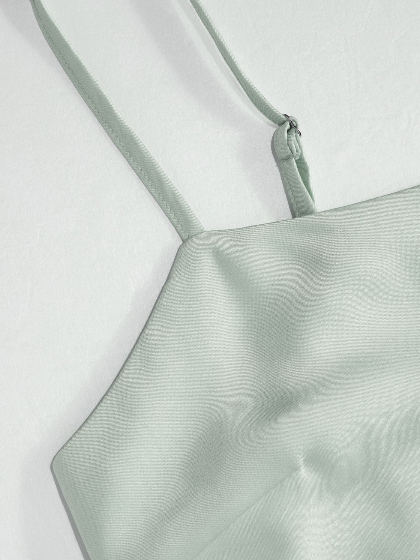 Vestido Maxi de satén con cuello alto y mangas capa - Verde