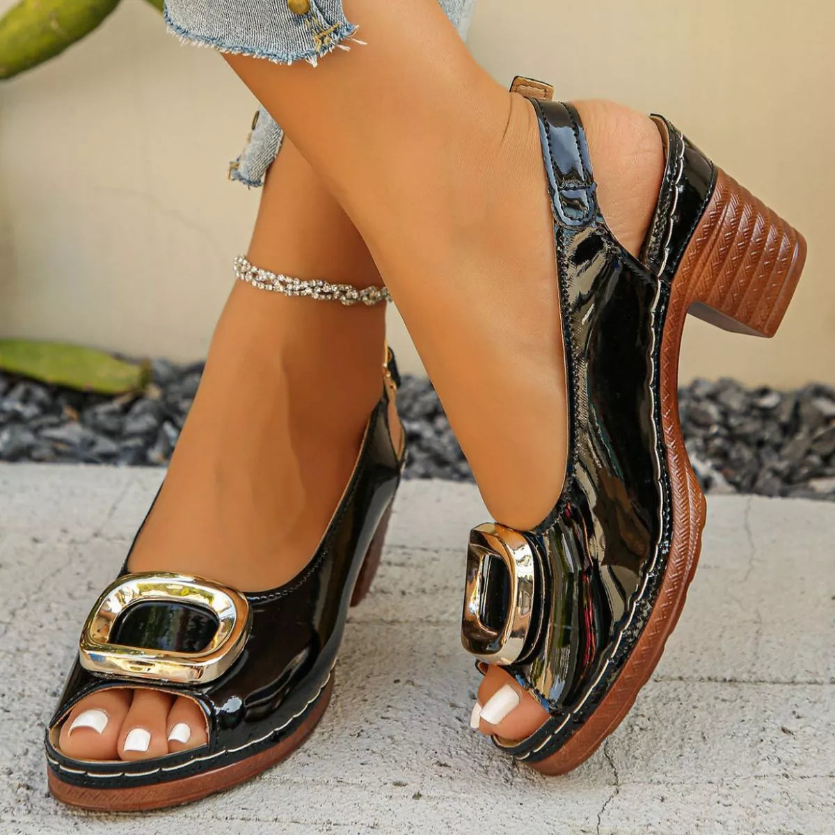 Valentino | Sandalias de Tacón Medio con Aplique Dorado