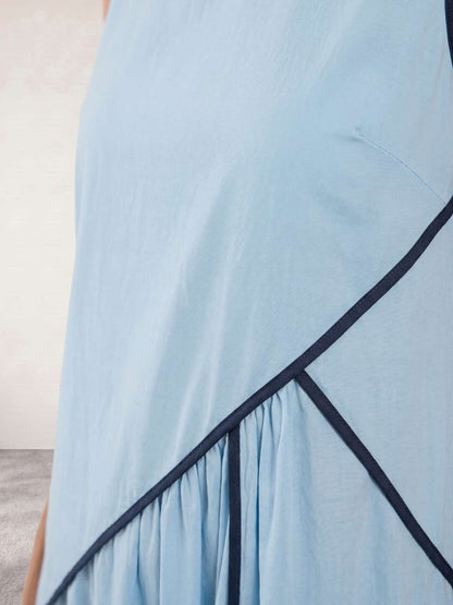 Vestido largo fluido con detalle estructurado
