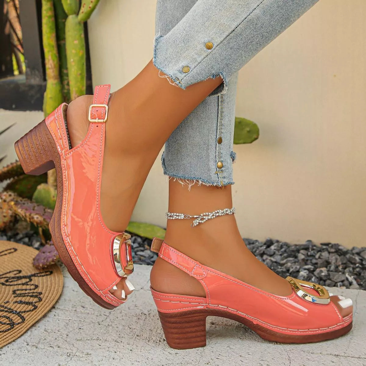 Valentino | Sandalias de Tacón Medio con Aplique Dorado
